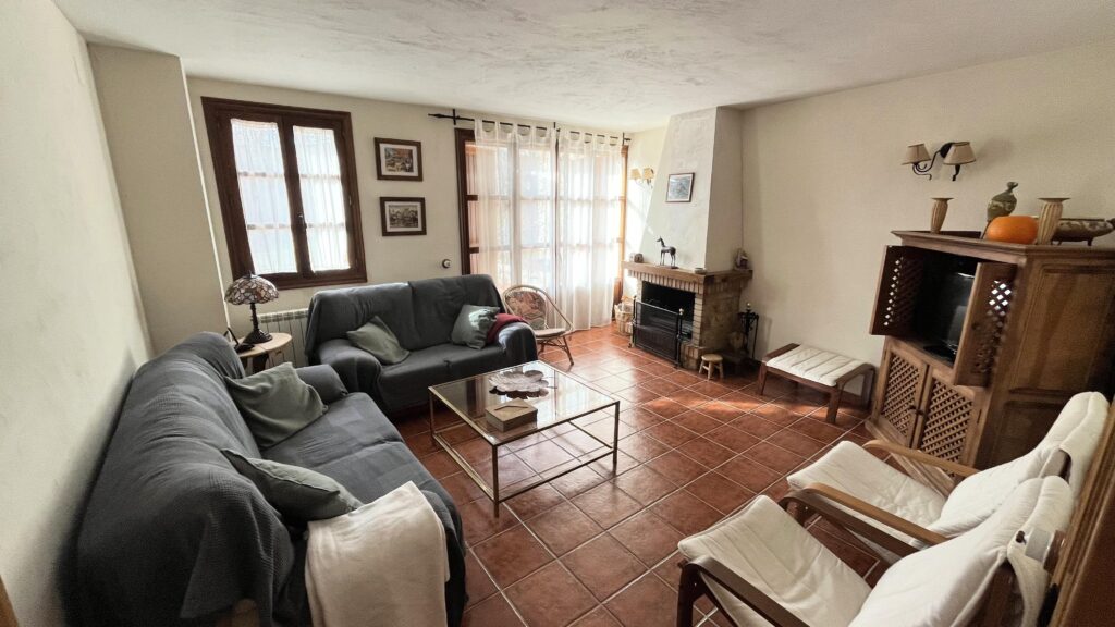 Salon con TV y Chimenea