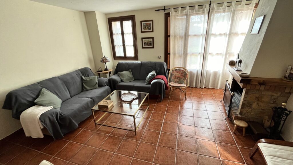 Salon con TV y Chimenea